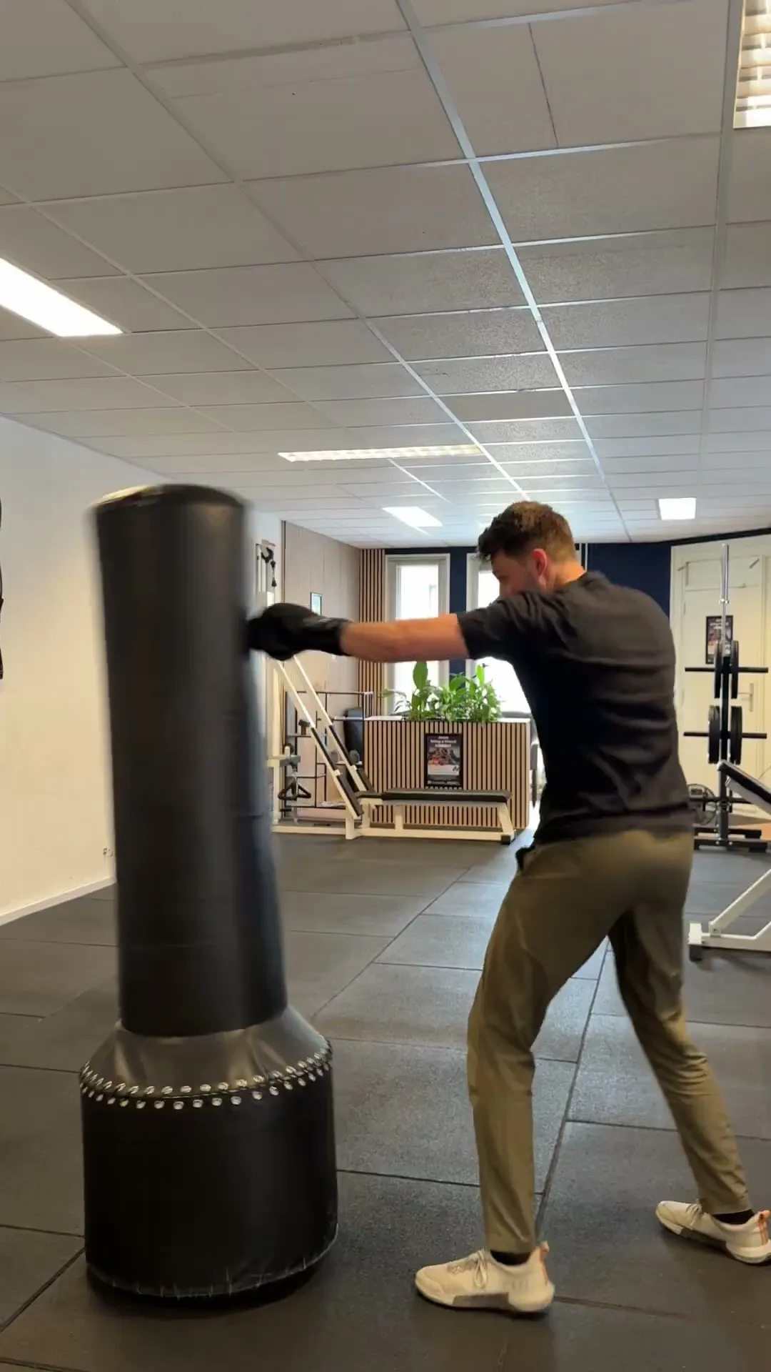 Man traint aan de bokszak bij PFN Assen